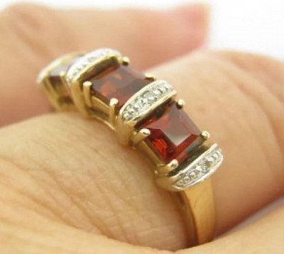 🔹Garnet & Diamond 9ct Gold Ring.