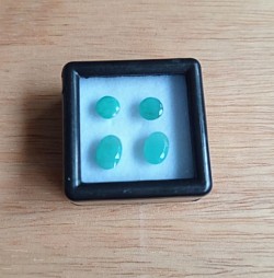 • Emeralds come in a presentation box.