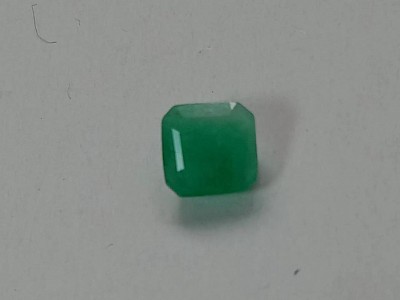 • 1.05 ct - Colombian Emerald. 6 x 6 mm.